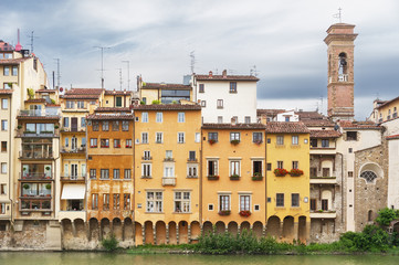 Fototapeta na wymiar Arno river and historical buildings in Florence, Tuscany, Italy