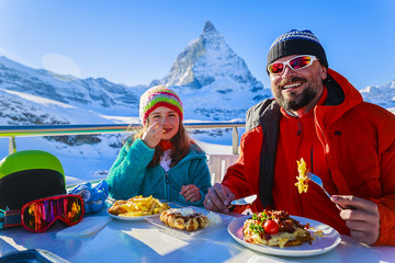 Winter, ski - skiers enjoying break for lunch - 79064334