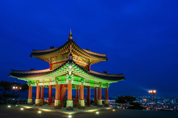Obraz premium Hwaseong fortress at night in Suwon,Korea