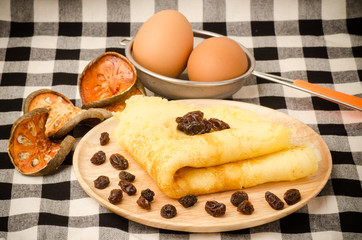 Pancake with raisin and egg