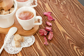 Obraz na płótnie Canvas tea with sugar cubes on wooden