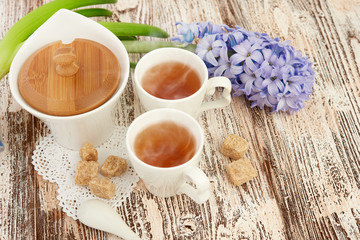 tea with sugar cubes on wooden