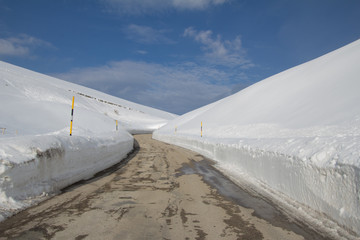 Strada invernale di montagna