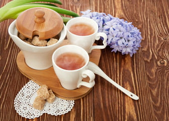tea with sugar cubes on wooden