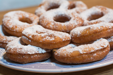leckere Donuts am Teller