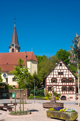 Obraz premium Kirche Sankt Michael mit dem `s Akzisers Hus, Michelbach