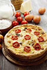 Kish with chicken, mushrooms and cherry tomatoes