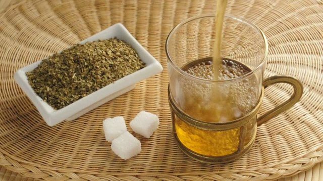 Mate Tee, einschenken mit Zucker