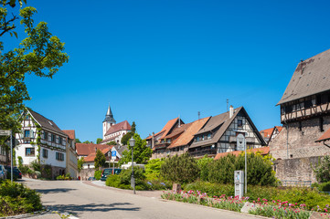 Fototapeta na wymiar Fachwerkhäuser in der Altstadt mit Liebfrauenkirche, Gernsbach