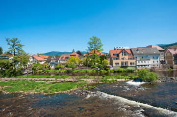 Fototapeta na wymiar Stadtbild mit Fluss Murg, Gernsbach