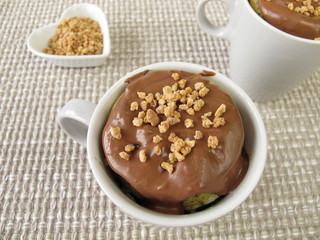 Mug Cake mit Schokoladenguss und Mandelkrokant