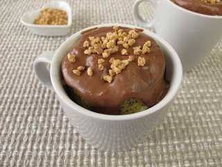 Mug Cake mit Schokoladenguss und Mandelkrokant