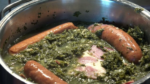 Gr&uuml;nkohl mit Fleisch umr&uuml;hren