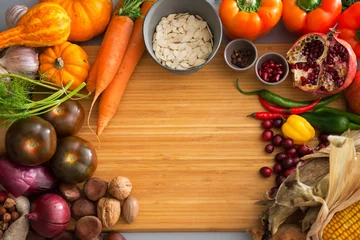 Tableaux sur verre Légumes Closeup on autumn vegetables on cutting board