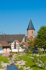 Fototapeta na wymiar Ortsbild mit der Heilig-Kreuz-Kirche, Loffenau