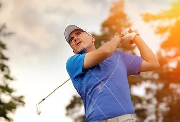 Papier Peint photo Lavable Golf golfeur tirant une balle de golf
