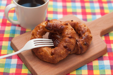 円形のパイとコーヒー