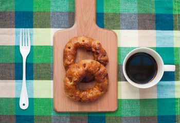 円形のパイとコーヒー