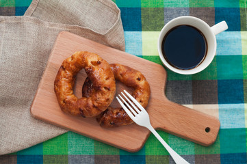 円形のパイとコーヒー