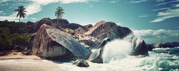 Éclaboussures d& 39 eau sur les rochers de la plage de Virgin Gorda