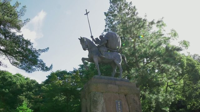尾山神社境内の前田利家銅像