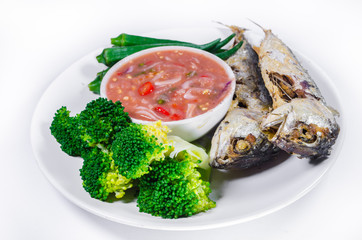 Fried mackerel with shrimp-paste sauce and vegetable