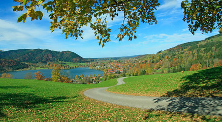 Fototapeta na wymiar Höhenweg bei Gmund am Schliersee, Herbstlandschaft