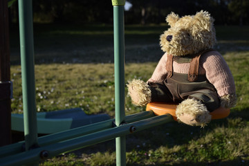 Teddy bear sull'altalena
