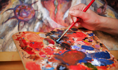 Artist's hand Paint a picture