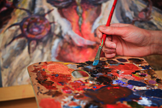 Artist's hand Paint a picture