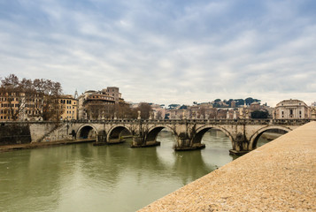 Obraz premium Bridge over the Tiber river in the center of Rome