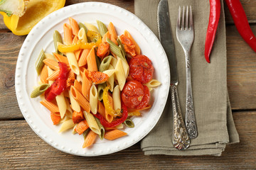 Pasta salad with pepper, carrot and tomatoes