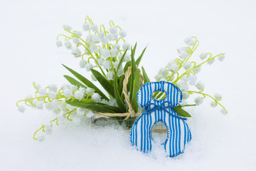 Figure 8 and lilies of valley in basket on snow