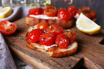 Slices of toasted bread with canned tomatoes and lime