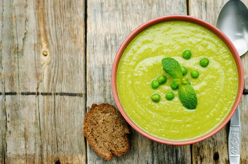soup puree of green peas