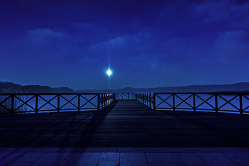 Nacht am See mit Steg