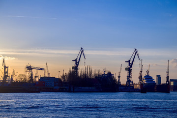 Hafen zur blauen Stunde