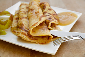Apfelpfannkuchen mit Besteck