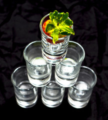 Piramida z kieliszków