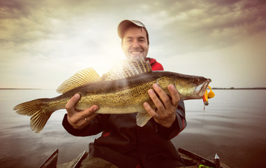 Pêcheur heureux avec le trophée de pêche de sandre