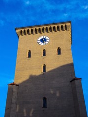 Fototapeta na wymiar Isartor München mit linksdrehender Uhr