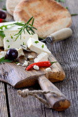 Griechische Brotzeit mit Feta