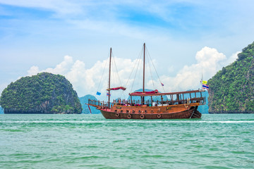Obraz premium A modern junk for tourism in Phang Nga bay, Southern Thailand.