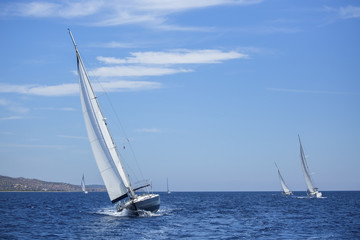 Naklejka premium Sailing ship yachts with white sails.