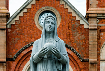 Obraz premium Statue of blessed virgin Mary outside of the church