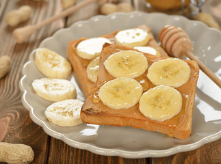 Fototapeta na wymiar Toast with peanut butter and banana