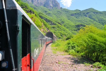 Obraz premium Pociąg El Chepe w Miedzianym Kanionie w Meksyku