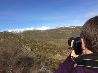 ni&ntilde;o fotogragiando las monta&ntilde;as nevadas de Gredos