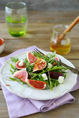 Fresh salad with arugula, figs and honey