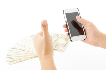 日本の紙幣とスマートフォン